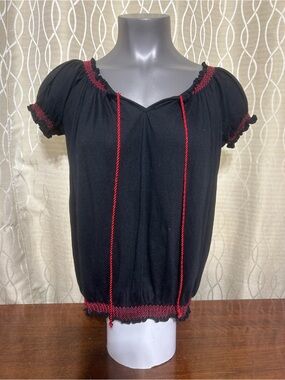 Suzy Shier Boho Black Short Sleeve Peasant Top with Red Trim